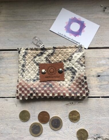 portemonneetje van leatherlook slangenprint roze en een vleugje goud