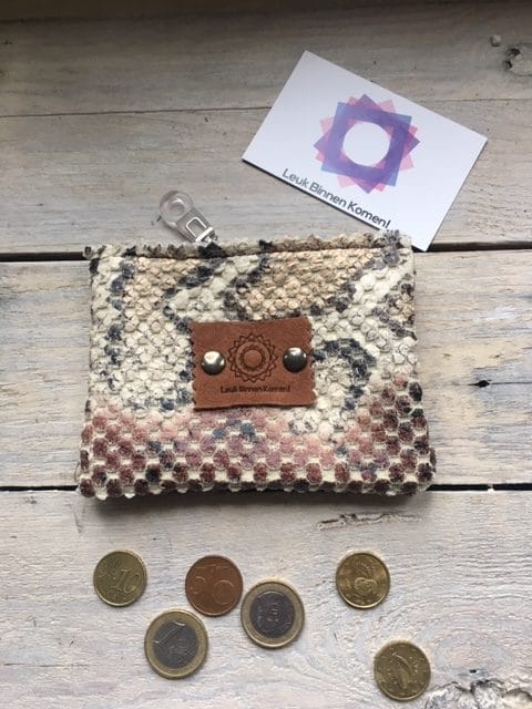 portemonneetje van leatherlook slangenprint roze en een vleugje goud