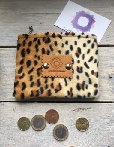 Portemonneetje van zachte bontachtige stof in luipaardprint