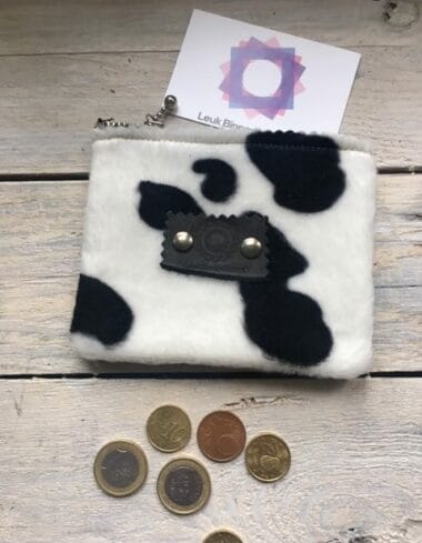 Portemonneetje met rits van zachte bontachtige stof in zwart-witte koeienprint