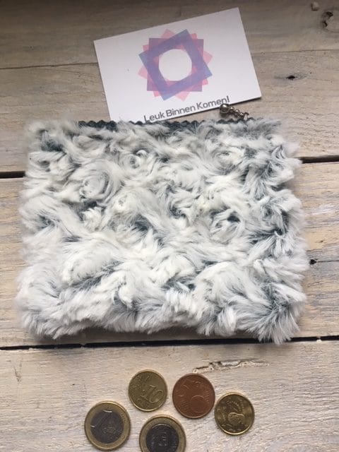 Portemonneetje van superzachte bontachtige grijs witte stof - Afbeelding 2