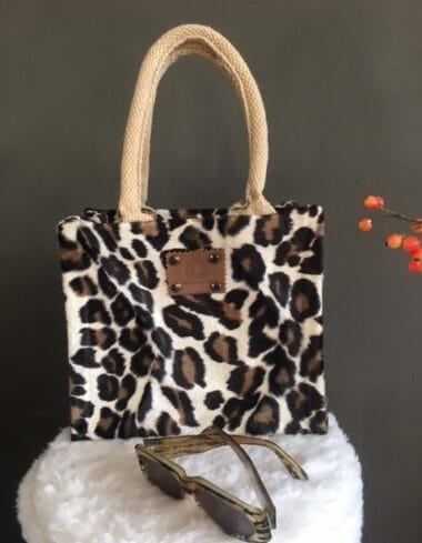 Kleine jute tas bekleed met bontachtige stof in beige panterprint