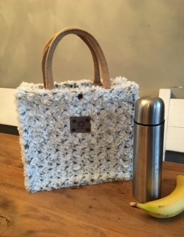 Handtas bekleed zachte grijswitte bontachtige stof