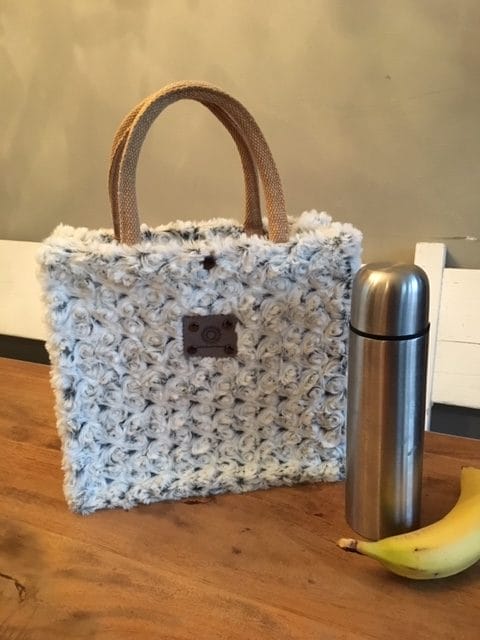 Handtas bekleed zachte grijswitte bontachtige stof