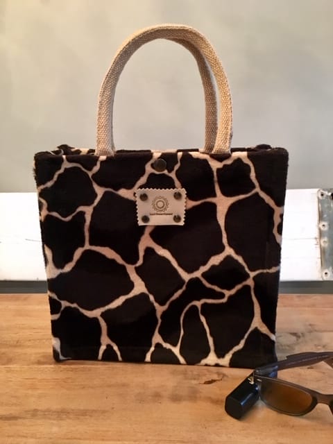 Handtas bekleed met zachte bontachtige donkerbruine giraffeprint - Afbeelding 3