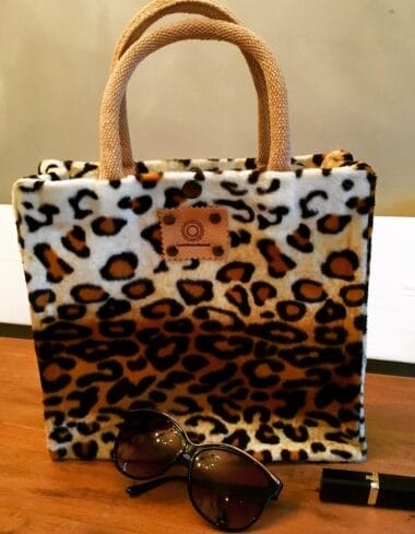 Handtas bekleed met bontachtige luipaardprint