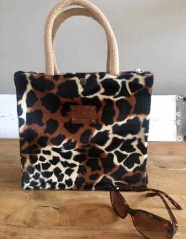 Handtas bekleed met bontachtige bruin zwarte dierenprint