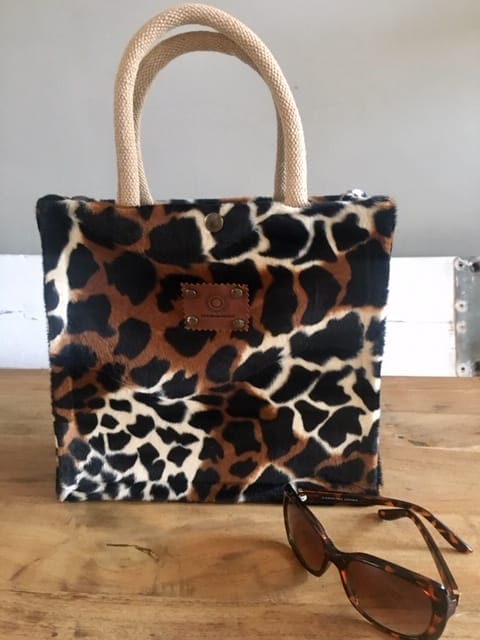 Handtas bekleed met bontachtige bruin zwarte dierenprint