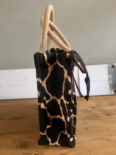 Handtas bekleed met zachte bontachtige donkerbruine giraffeprint - Afbeelding 2