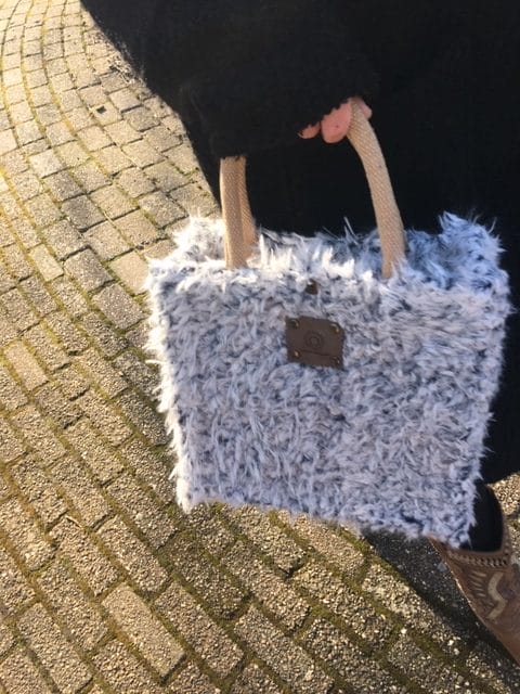 Handtas bekleed met lichtgrijze langharige fake fur - Afbeelding 4