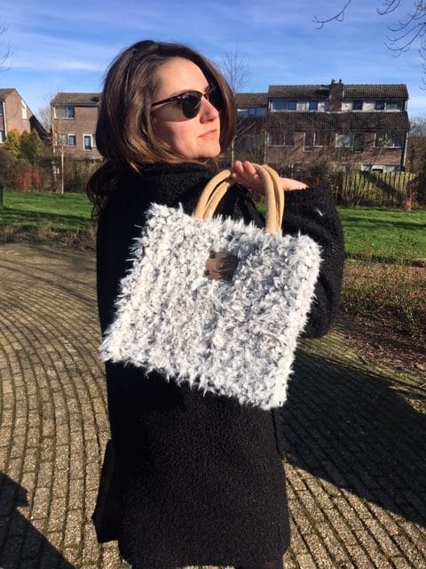 Handtas bekleed met lichtgrijze langharige fake fur - Afbeelding 3