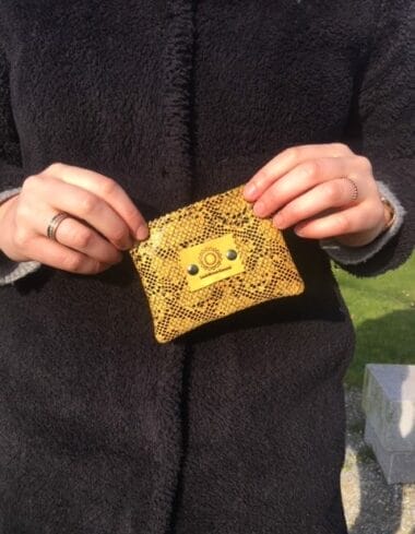 Portemonneetje met ritsje van gele leatherlook slangenprint