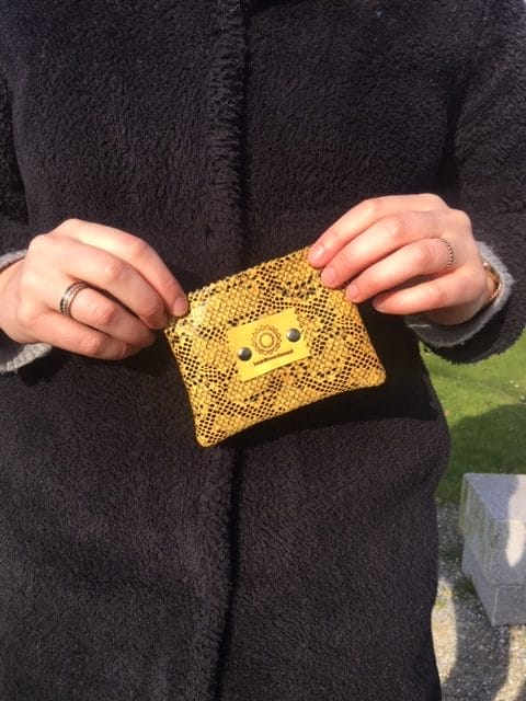 Portemonneetje met ritsje van gele leatherlook slangenprint