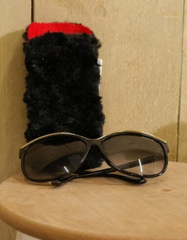 Brilhoesje van zachte zwarte bontachtige stof