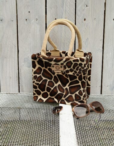 Kleine jute tas bekleed met bontachtige beige giraffeprint