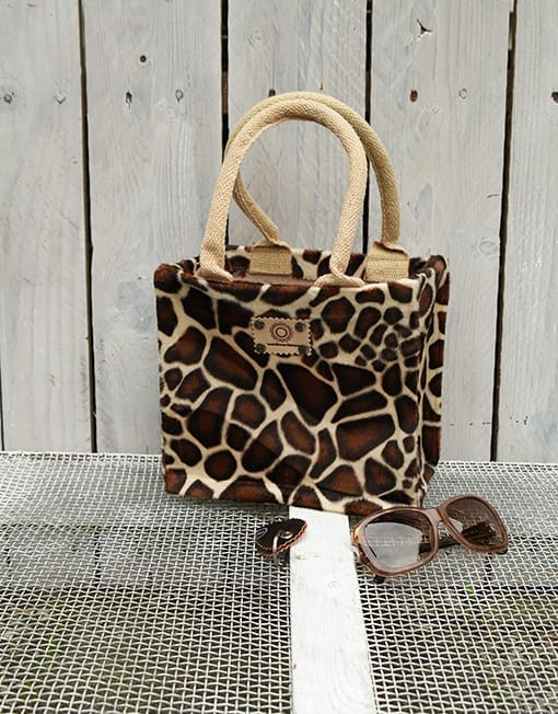 Kleine jute tas bekleed met bontachtige beige giraffeprint