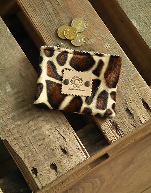 Portemonneetje van zachte bontachtige stof in giraffeprint met rits