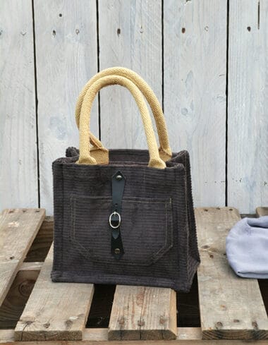 Klein jute tasje bekleed met stoere grijze ribcord met zak en riempje