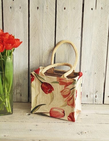Klein jute tasje bekleed met gobelin-stof tulpen
