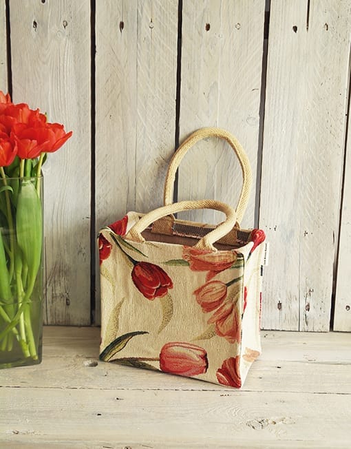Klein jute tasje bekleed met gobelin-stof tulpen