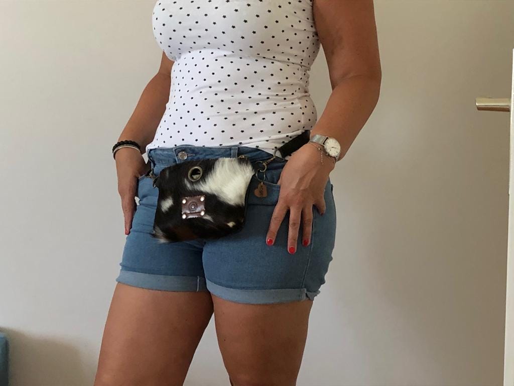 Heuptasje van koeienhuid en zwart leer, met verstelbare leren riem - Afbeelding 2