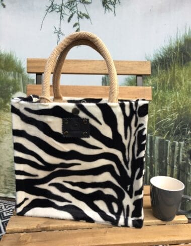 Handtas bekleed met bontachtige zwart witte zebraprint