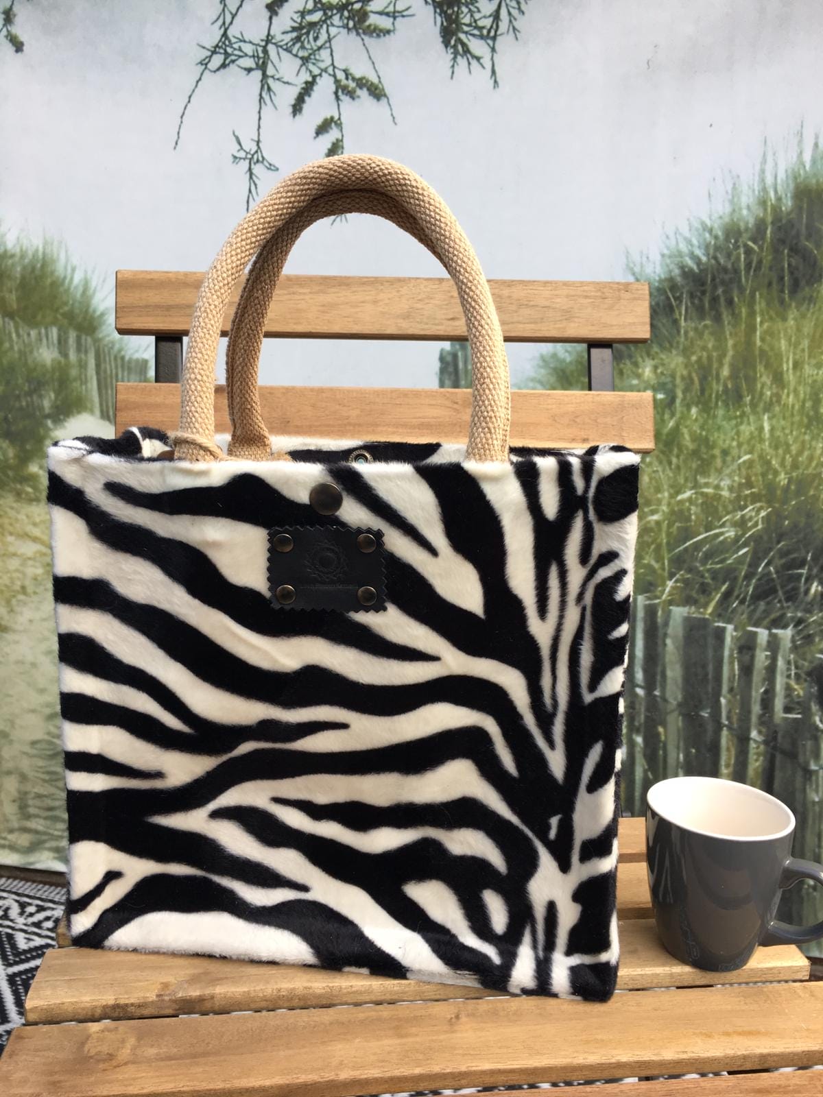 Handtas bekleed met bontachtige zwart witte zebraprint