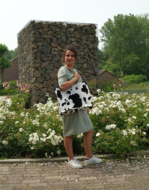 Duurzame jute shopper bekleed met bontachtige zwart witte koeienprint - Afbeelding 2