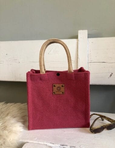 Handtas bekleed met een koraalrode gebreide stof