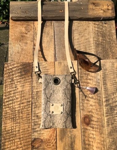 Cross-over festivaltasje van zandkleurige leatherlook slangenprint