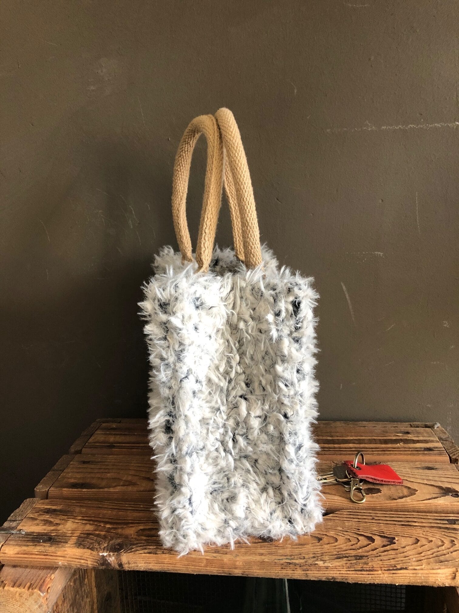 Kleine jute tas bekleed met lichtgrijze langharige fake fur - Afbeelding 2