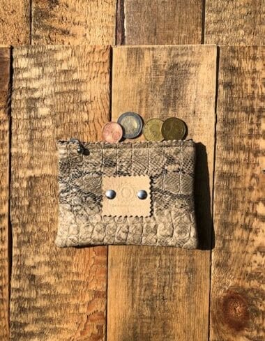 Portemonneetje met ritsje van zandkleurige leatherlook slangenprint