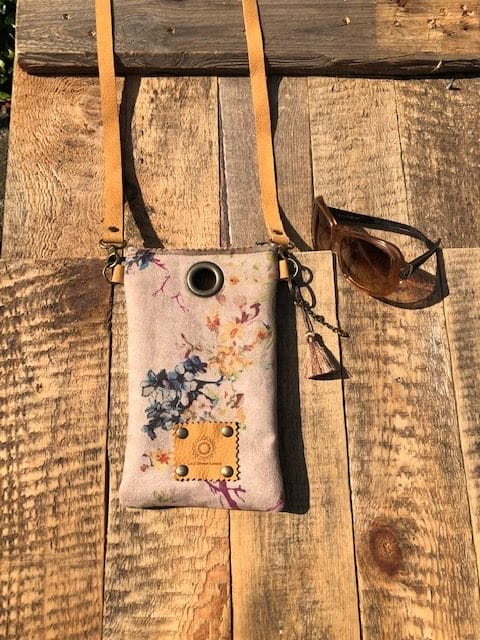 Cross-over festivaltasje van zandkleurige suedine (classic flower) - Afbeelding 2