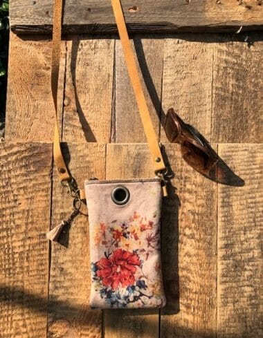 Cross-over festivaltasje van zandkleurige suedine (classic flower)