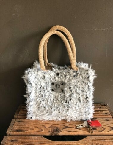 Kleine jute tas bekleed met lichtgrijze langharige fake fur