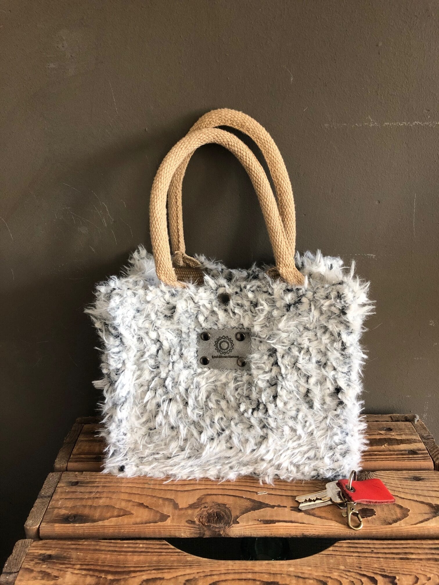 Kleine jute tas bekleed met lichtgrijze langharige fake fur