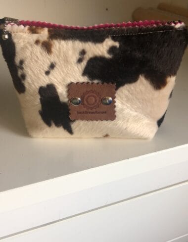 Make-up tasje met ritsje van bontachtige bruinbonte koeienprint