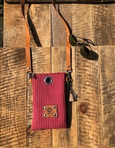 Cross-over festivaltasje van koraalrode gebreide stof