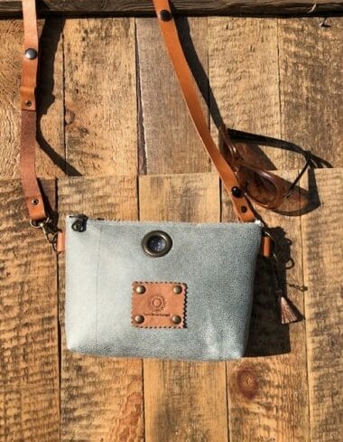 Heuptas / schoudertas van mintgroene leatherlook met verstelbare leren riem