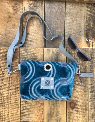 Heuptas van aqua blauwe velours met verstelbare leren riem