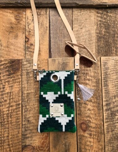 Festivaltasje van zachte velours in een groene grafische print