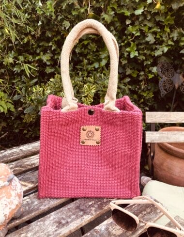 Kleine jute tas bekleed met koraalroze gebreide stof
