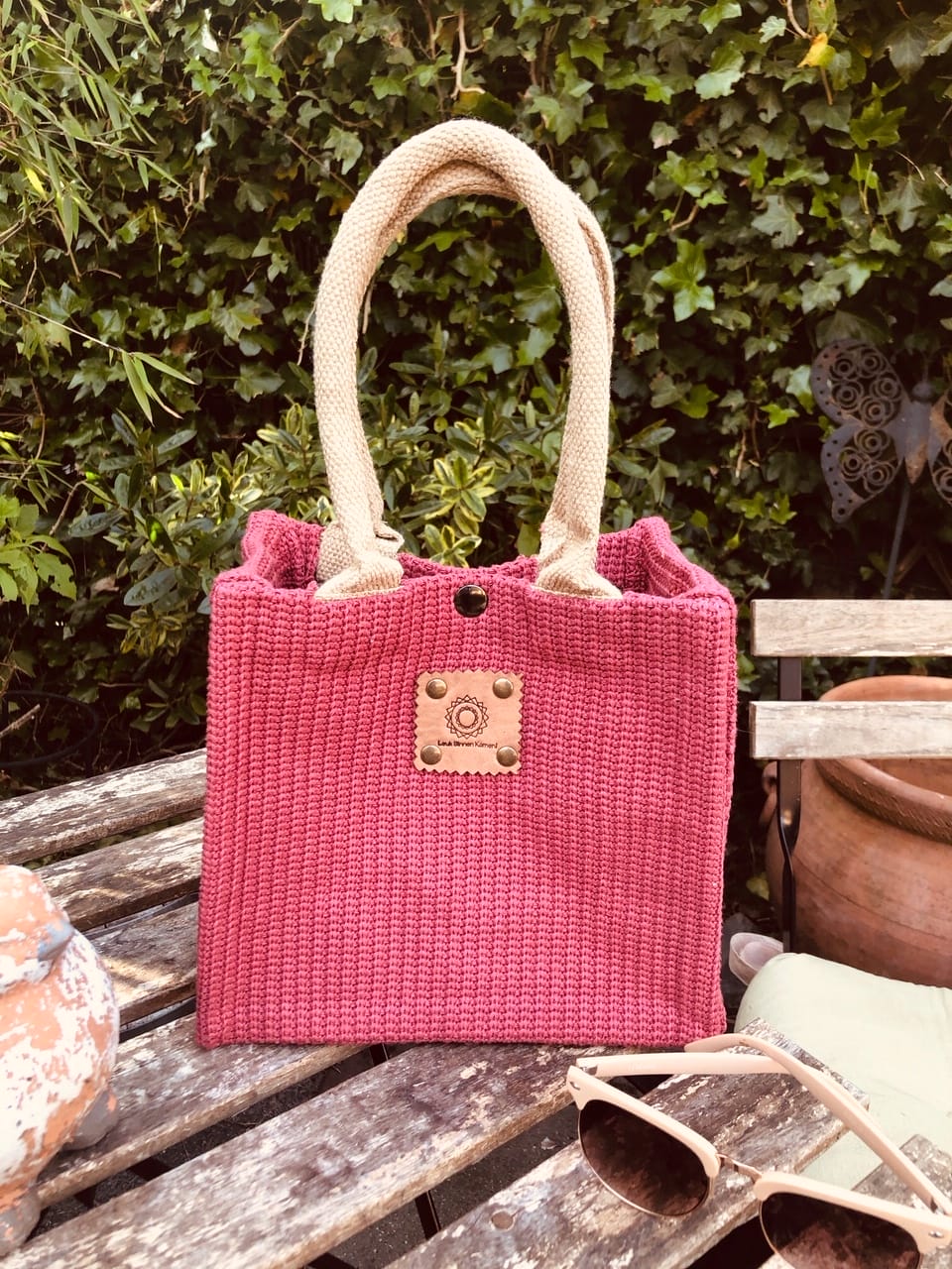 Kleine jute tas bekleed met koraalroze gebreide stof