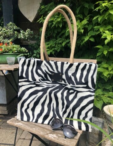 Duurzame jute shopper bekleed met bontachtige zwart witte zebraprint