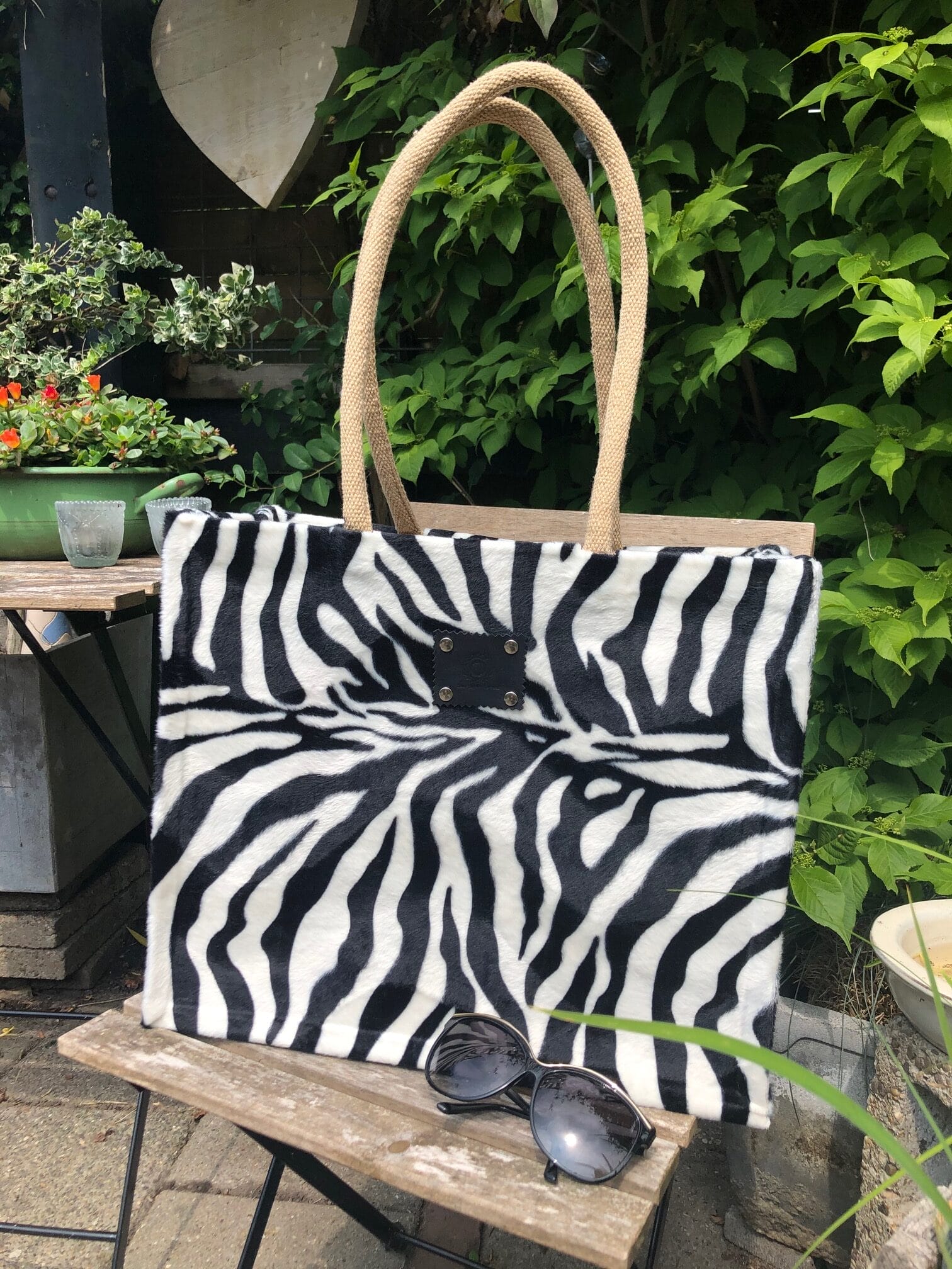 Duurzame jute shopper bekleed met bontachtige zwart witte zebraprint