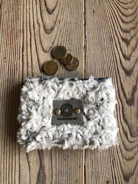 Portemonneetje van superzachte bontachtige grijs witte stof - Afbeelding 3