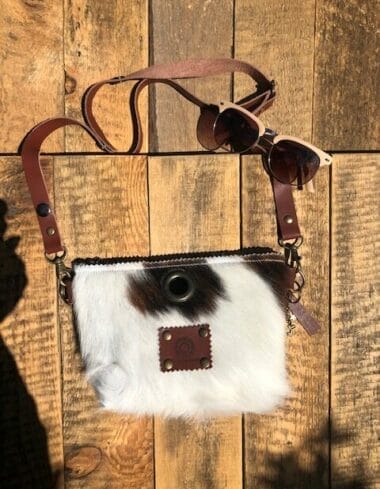 Heuptasje van koeienhuid en bruin leer met verstelbare leren riem