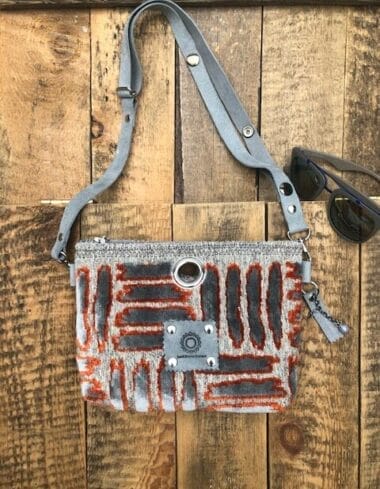 Heuptas van grijze oranje velours met verstelbare leren riem