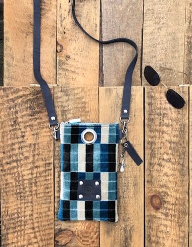 Festivaltasje van zachte velours in een blauwe geblokte print