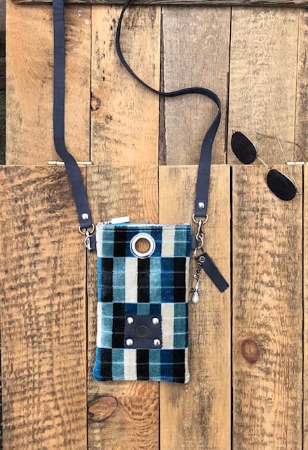 Festivaltasje van zachte velours in een blauwe geblokte print